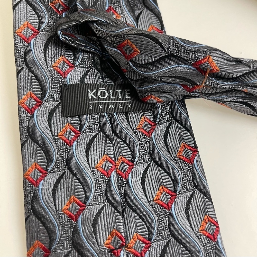 Kolte Italy Mens Tie Necktie Gray Red Geometric Hand Made Silk - Picture 3 of 5